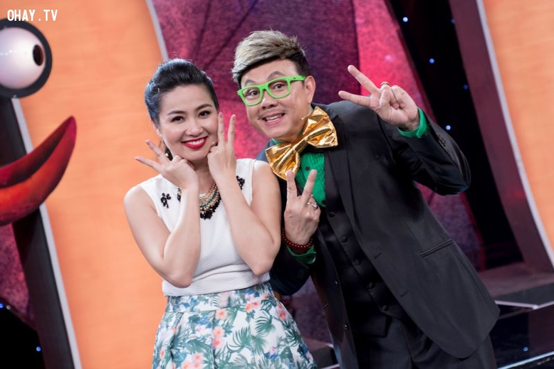 Danh hài Chí Tài dẫn chương trình tập này cùng với nữ diễn viên Lê Khánh