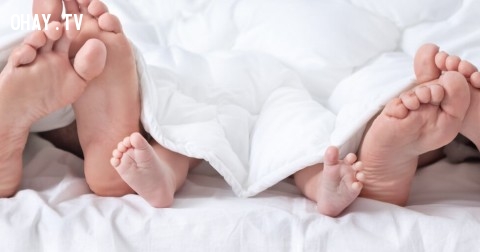 Mẹo hay chữa mất ngủ: đưa bàn chân ra ngoài chăn