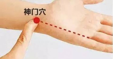 Lý do bạn nên ngừng đeo đồng hồ và vòng tay ở cổ tay trái
