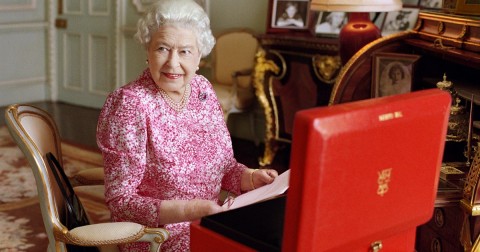 Chiêm ngưỡng bộ ảnh của Nữ Hoàng Elizabeth khi bước qua tuổi 90.