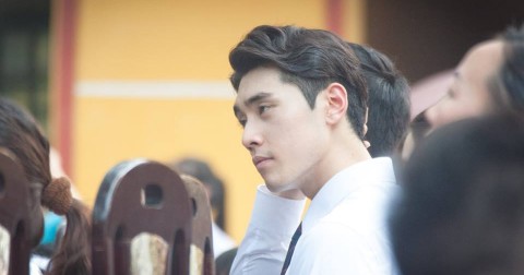 Cư dân mạng náo loạn vì 'thầy giáo soái ca'