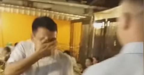 Giật míc, tạt bia vào mặt người bán kẹo kéo vì hát nhép