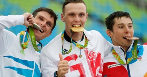 Tại sao các nhà vô địch Olympic lại cắn huy chương của mình?
