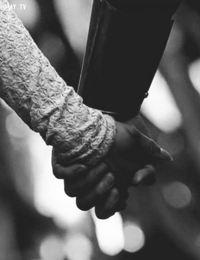 Chạm vào tinh thần lãng mạn khi nắm tay người yêu và cùng nhau đi trên con đường tình yêu. Hãy xem hình ảnh đáng yêu này và cảm nhận tình cảm đong đầy của những cặp đôi đang yêu nhau.
