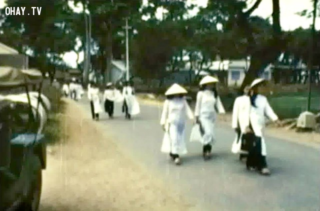 Nữ sinh trường Trung học Kiến Hòa đang đến trường - khoảng từ 1965 đến 1970 Nữ sinh trường Trung học Kiến Hòa đang đến trường - khoảng từ 1965 đến 1970,Bến Tre xưa,Xứ dừa,hình xưa,ảnh cổ,ảnh lịch sử