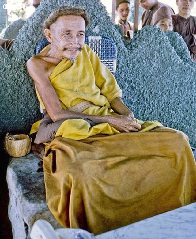 Ông Đạo Dừa - Nguyễn Thành Nam đang thuyết giảng trên ụ nổi năm 1969 Ông Đạo Dừa - Nguyễn Thành Nam đang thuyết giảng trên ụ nổi năm 1969,Bến Tre xưa,Xứ dừa,hình xưa,ảnh cổ,ảnh lịch sử