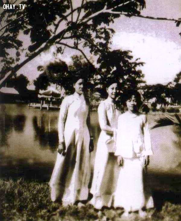 Nữ sinh trường TH Kiến Hòa chụp ảnh trên bờ hồ Chung Thủy - khoảng 1965 Nữ sinh trường TH Kiến Hòa chụp ảnh trên bờ hồ Chung Thủy - khoảng 1965,Bến Tre xưa,Xứ dừa,hình xưa,ảnh cổ,ảnh lịch sử