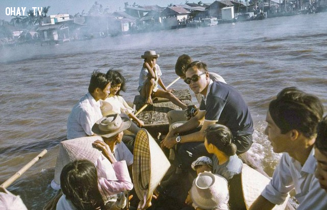 Đò ngang từ cồn ông đạo Dừa đi về phía bờ Kiến Hòa, 1969 Đò ngang từ cồn ông đạo Dừa đi về phía bờ Kiến Hòa, 1969,Bến Tre xưa,Xứ dừa,hình xưa,ảnh cổ,ảnh lịch sử