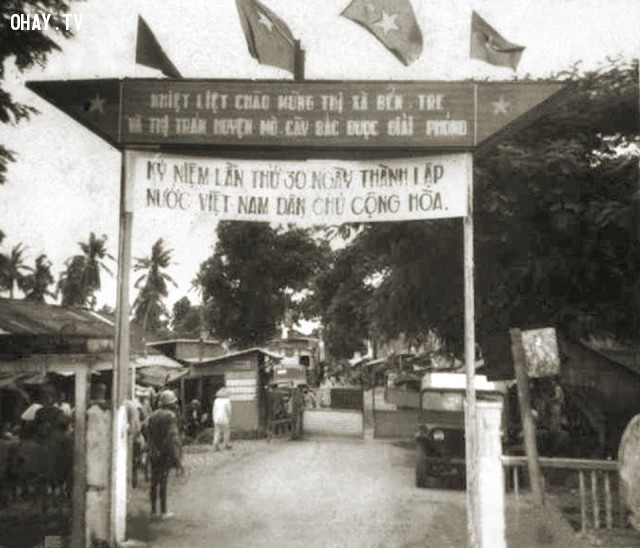 Bến phà Hàm Luông phía Mỏ Cày - 1975 Bến phà Hàm Luông phía Mỏ Cày - 1975,Bến Tre xưa,Xứ dừa,hình xưa,ảnh cổ,ảnh lịch sử