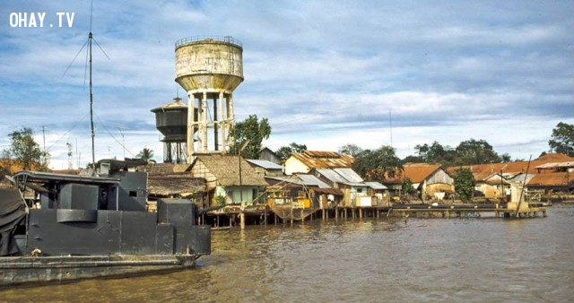 Hai tháp nước này gần phà Rạch Miễu, mé bờ Tiền Giang, ảnh chụp năm 1969 ,Bến Tre xưa,Xứ dừa,hình xưa,ảnh cổ,ảnh lịch sử