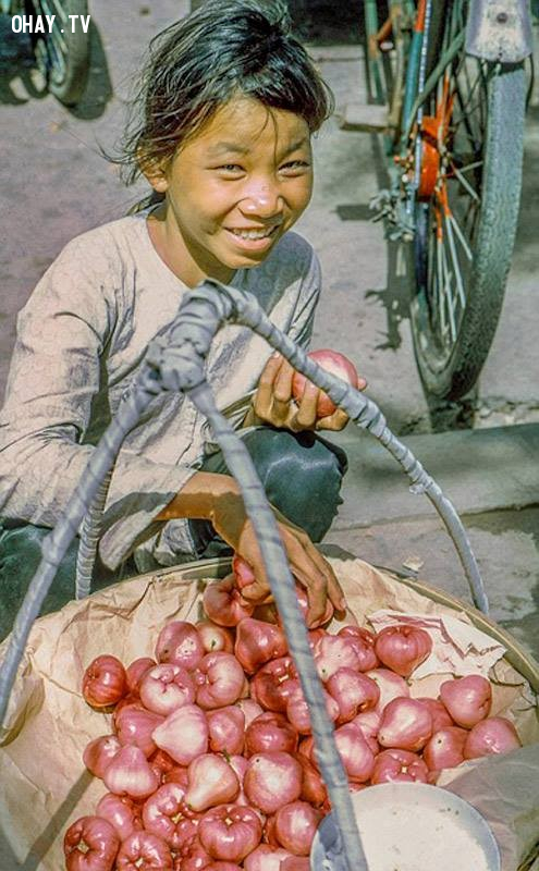 Cô bé bán mận hồng đào chợ Mỹ Tho, năm 1969 Cô bé bán mận hồng đào chợ Mỹ Tho, năm 1969,Bến Tre xưa,Xứ dừa,hình xưa,ảnh cổ,ảnh lịch sử