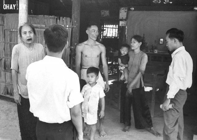 Đội phụ trách bầu cử ghé nhà dân ở tỉnh Kiến Hòa năm 1961 Đội phụ trách bầu cử ghé nhà dân ở tỉnh Kiến Hòa năm 1961,Bến Tre xưa,Xứ dừa,hình xưa,ảnh cổ,ảnh lịch sử