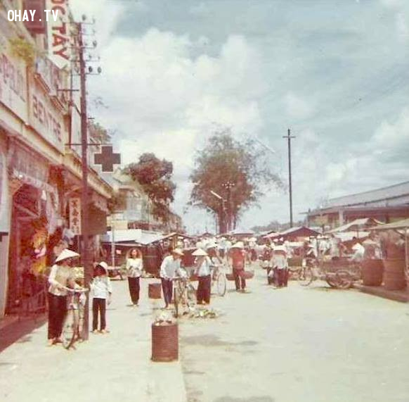 Một góc chợ bờ sông, bên phải là chợ cá 1967, hiện nay là chợ đêm Bến Tre Một góc chợ bờ sông, bên phải là chợ cá 1967, hiện nay là chợ đêm Bến Tre,Bến Tre xưa,Xứ dừa,hình xưa,ảnh cổ,ảnh lịch sử