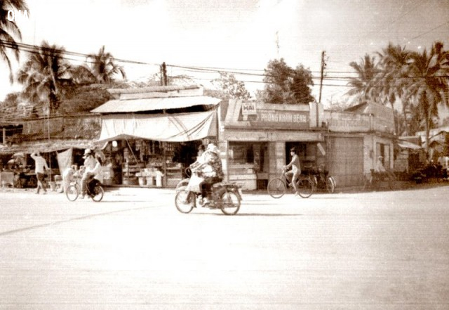 Ngã tư Phú Khương khoảng 1990, vị trí này đối diện với Thế giới di động hiện nay (theo trục đại lộ Đồng Khởi) Ngã tư Phú Khương khoảng 1990, vị trí này đối diện với Thế giới di động hiện nay (theo trục đại lộ Đồng Khởi),Bến Tre xưa,Xứ dừa,hình xưa,ảnh cổ,ảnh lịch sử