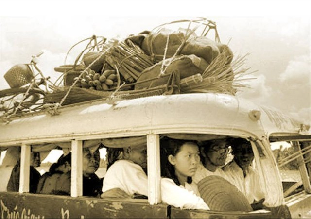 Một chuyến xe đò tuyến Ba Tri - thị xã Trúc Giang vào năm 1961 (chữ có ghi trên thân xe: Trúc Giang - Ba Tri) Một chuyến xe đò tuyến Ba Tri - thị xã Trúc Giang vào năm 1961 (chữ có ghi trên thân xe: Trúc Giang - Ba Tri),Bến Tre xưa,Xứ dừa,hình xưa,ảnh cổ,ảnh lịch sử