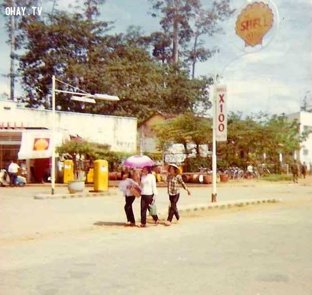 Cây xăng Shell 1967, hướng nhìn về phía bùng binh, hiện nay là ngân hàng BIDV - đối diện trại Quang Trung Cây xăng Shell 1967, hướng nhìn về phía bùng binh, hiện nay là ngân hàng BIDV - đối diện trại Quang Trung,Bến Tre xưa,Xứ dừa,hình xưa,ảnh cổ,ảnh lịch sử