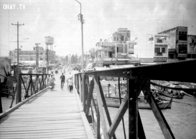 Cầu Bến Tre (mà thường bị gọi nhầm là cầu Cái Cối), nhìn về Bùng Binh, khoảng những năm 90 Cầu Bến Tre (mà thường bị gọi nhầm là cầu Cái Cối), nhìn về Bùng Binh, khoảng những năm 90,Bến Tre xưa,Xứ dừa,hình xưa,ảnh cổ,ảnh lịch sử