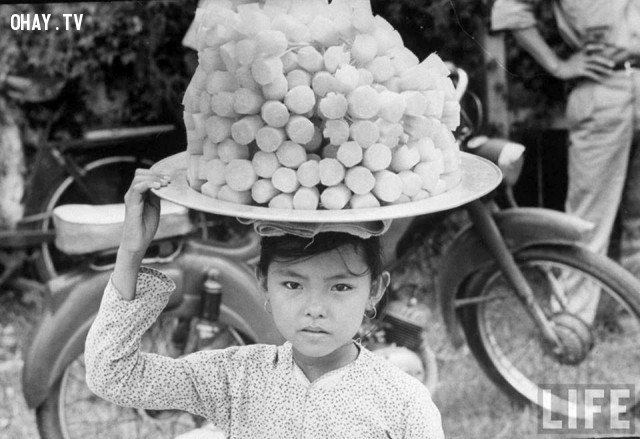 Cô bé bán mía ghim chợ Lương Phú - 1967 Cô bé bán mía ghim chợ Lương Phú - 1967,Bến Tre xưa,Xứ dừa,hình xưa,ảnh cổ,ảnh lịch sử