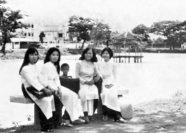 Học sinh trường Trung học công lập Kiến Hòa chụp ảnh trên bờ hồ Trúc Giang năm 1972,Bến Tre xưa,Xứ dừa,hình xưa,ảnh cổ,ảnh lịch sử