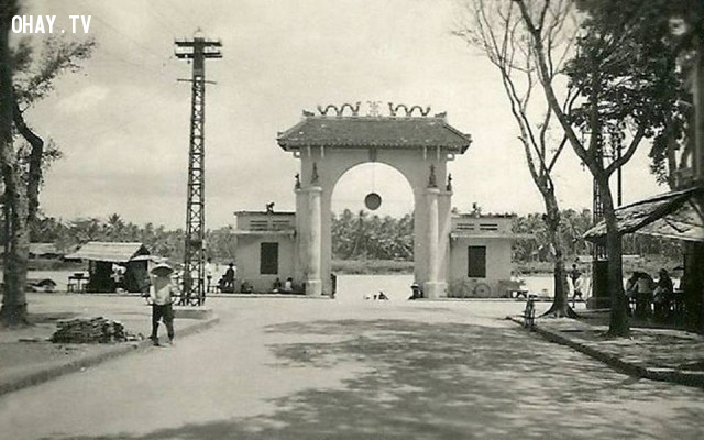 Cổng kiểm soát ghe thuyền cuối đường Phan Thanh Giản 1951 Cổng kiểm soát ghe thuyền cuối đường Phan Thanh Giản 1951,Bến Tre xưa,Xứ dừa,hình xưa,ảnh cổ,ảnh lịch sử