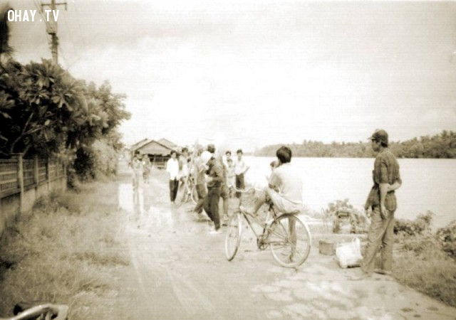 Thanh niên vui chơi trước Villa Trần Quế Tử - khoảng 1995 Thanh niên vui chơi trước Villa Trần Quế Tử - khoảng 1995,Bến Tre xưa,Xứ dừa,hình xưa,ảnh cổ,ảnh lịch sử