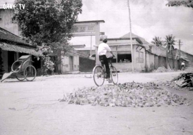 Qua cua quẹo này sẽ tới bến phà, trước mặt là nhà máy xay xát, 1990 Qua cua quẹo này sẽ tới bến phà, trước mặt là nhà máy xay xát, 1990,Bến Tre xưa,Xứ dừa,hình xưa,ảnh cổ,ảnh lịch sử