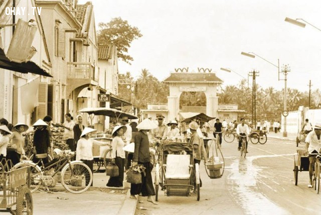 Cổng kiểm soát ghe thuyền (chân cầu Bến Tre hiện nay) cuối đường Phan Thanh Giản (Đại lộ Đồng Khởi hiện nay), khoảng năm 1967 Cổng kiểm soát ghe thuyền (chân cầu Bến Tre hiện nay) cuối đường Phan Thanh Giản (Đại lộ Đồng Khởi hiện nay), khoảng năm 1967,Bến Tre xưa,Xứ dừa,hình xưa,ảnh cổ,ảnh lịch sử