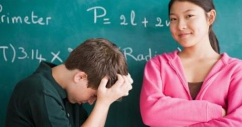Tại sao con gái bao giờ cũng nghĩ mình kém thông minh hơn con trai?