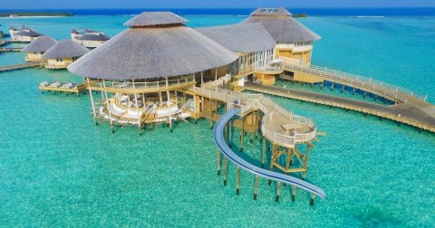 Trải nghiệm cầu tuột trượt trực tiếp từ phòng ngủ xuống biển tại khách sạn cao cấp ở Maldives