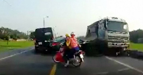 Xe tải điên phi ngược chiều cán xe máy cùng 2 người chết thảm