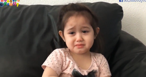Cô bé vừa lí sự với mẹ vừa mếu máo: Vì con không khoái bạn