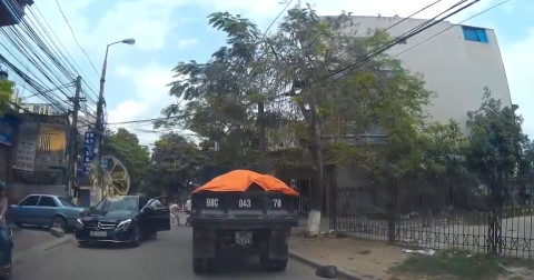 Sau va chạm, cả đám thanh niên đi Mescerdes đánh hội đồng một người lớn tuổi