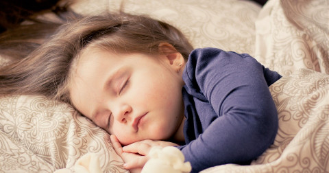 Muốn ngủ ngon hơn, hãy đối xử với bản thân như một đứa trẻ