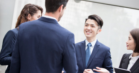 6 cách tạo thiện cảm từ lần gặp đầu tiên