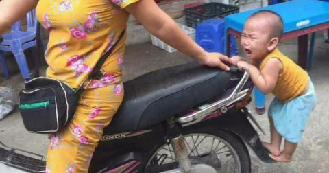 Dân mạng cười sảng khoái với em bé bám đuôi xe mẹ đòi đi chợ