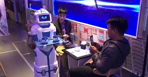 Giáng sinh này nếu chưa biết đi đâu hãy ghé quán cafe đầu tiên ở Hà Nội có Robot phục vụ