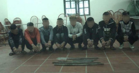 Nhóm côn đồ vác dao chặn tài xế trên cao tốc trấn lột tiền