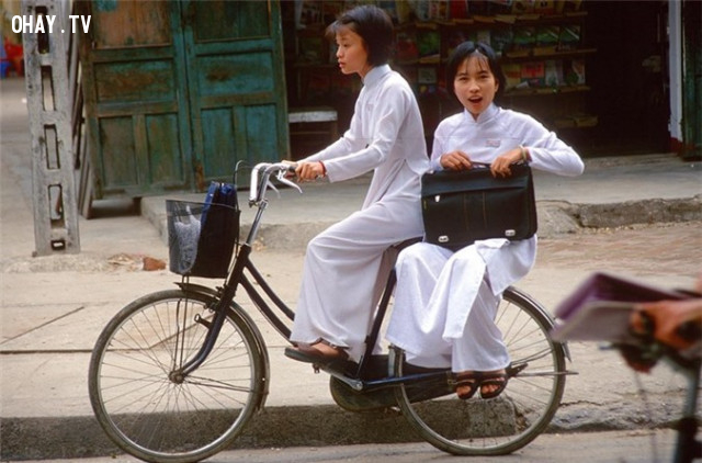 Phụ nữ Việt Nam thập niên 90 luôn làm cho chúng ta cảm thấy yêu thương và tự hào. Thấu hiểu được điều đó, hình ảnh của những người phụ nữ Việt cùng với trang phục, kiểu tóc thời đó sẽ khiến cảm xúc của chúng ta tràn đầy.