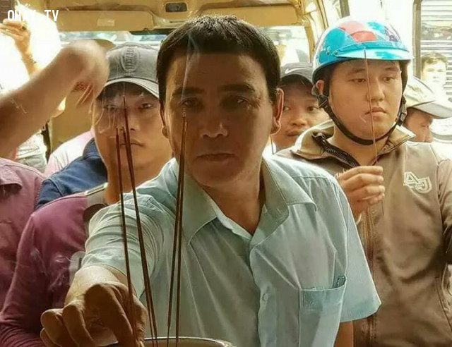 Nghệ sĩ Quyền Linh âm thầm tới viếng 2 hiệp sĩ tử nạn