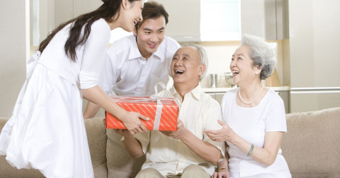 Những điều bạn cần làm để trả ơn cho ba mẹ theo từng mốc thời gian.
