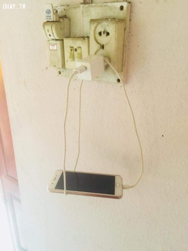 Cách để sạc điện thoại không cần giá đỡ