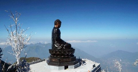 Phật A Di Đà trên đỉnh mây mù