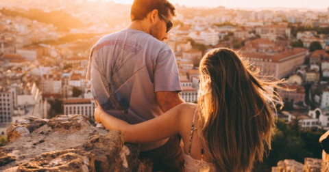 Những Dấu Hiệu Cho Thấy Bạn Đang Mắc Kẹt Trong Một Mối Quan Hệ Không Rõ Ràng