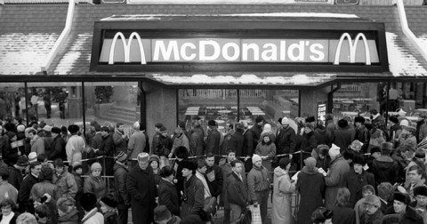 Sốc với chùm ảnh ngày khai trương nhà hàng McDonald’s đầu tiên ở Mat-xcơ-va