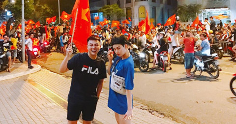 'Xuống đường đi bão' - Những hình ảnh thú vị trong đêm mừng chiến thắng đội tuyển Việt Nam