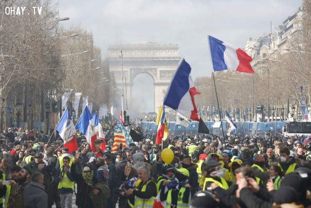 Pháp dọn dẹp Champs-Elysees sau vụ bạo loạn áo vàng