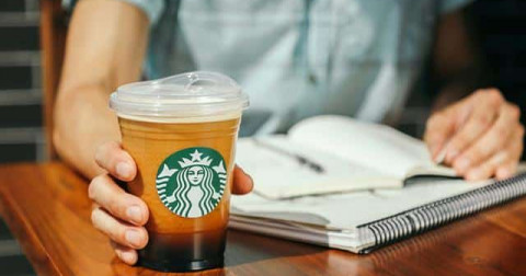 Hãng cà phê Starbucks đi tiên phong cho ra loại ly cà phê tái chế ở Canada