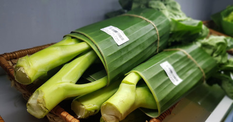 Tiệm rau ở Sài Gòn gói sản phẩm bằng lá chuối