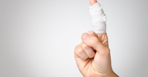 Tại sao chúng ta không cảm thấy đau liền tức thì khi cơ thể bị thương?
